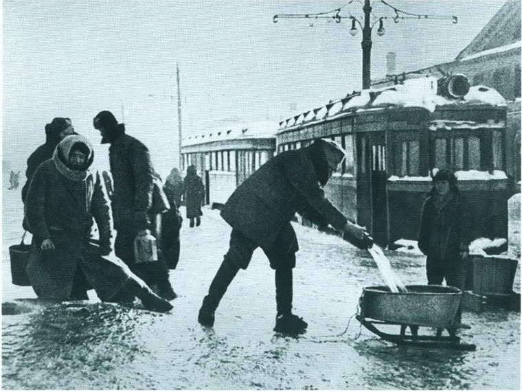 Повседневная жизнь блокадного Ленинграда - i_027.jpg