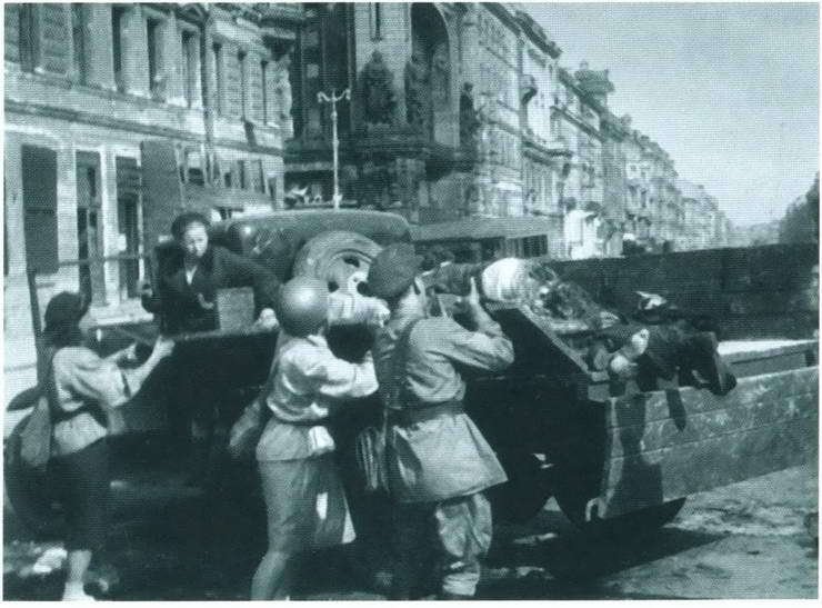 Повседневная жизнь блокадного Ленинграда - i_037.jpg