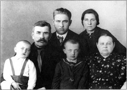 Министр сталинских строек<br />(10 лет во главе МВД) - i_023.jpg