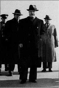 Министр сталинских строек<br />(10 лет во главе МВД) - i_028.jpg